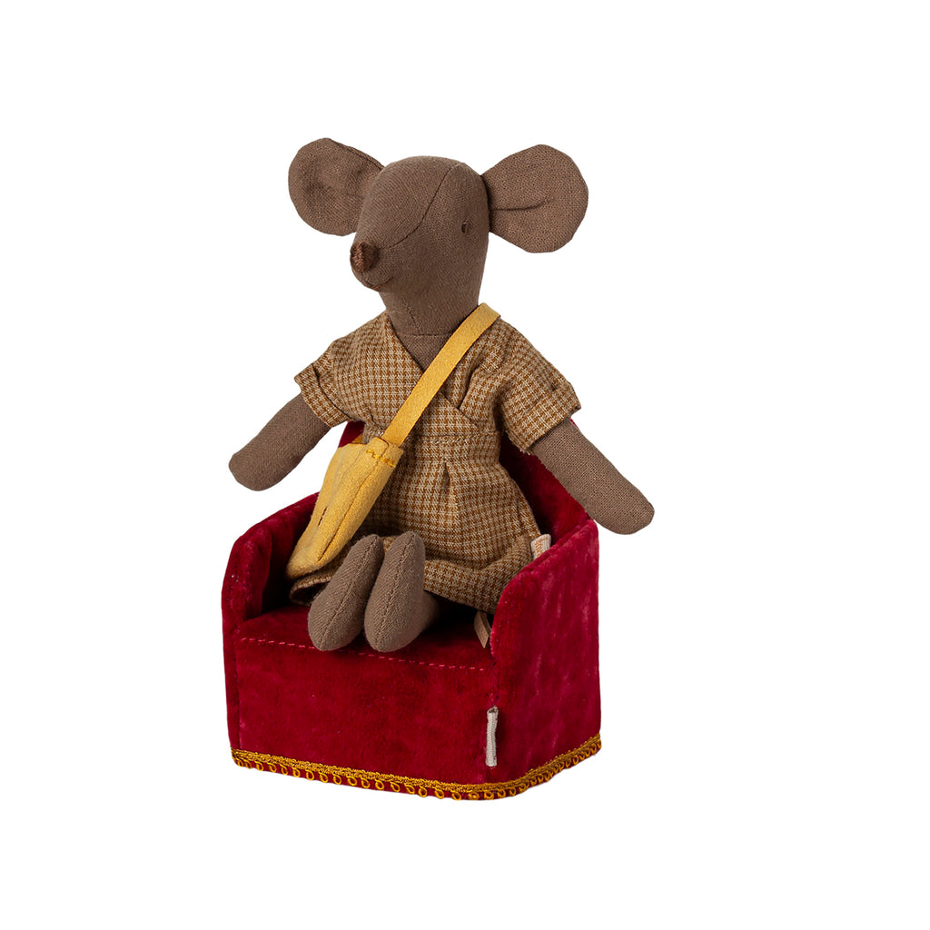 A Maileg mouse relaxing in a red folding chair, showcasing its comfortable and stylish design.