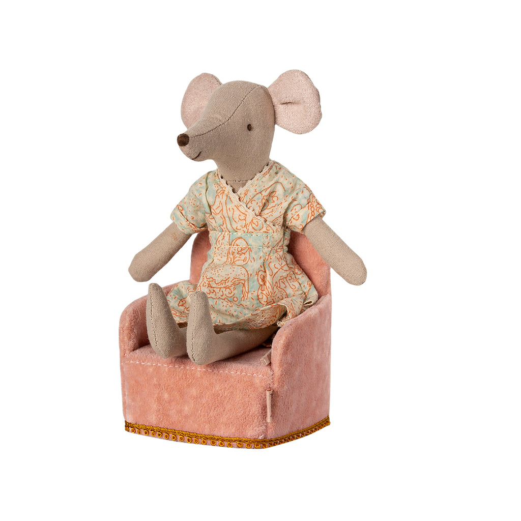 A Maileg mouse relaxing in a rose folding chair, showcasing its comfortable and stylish design