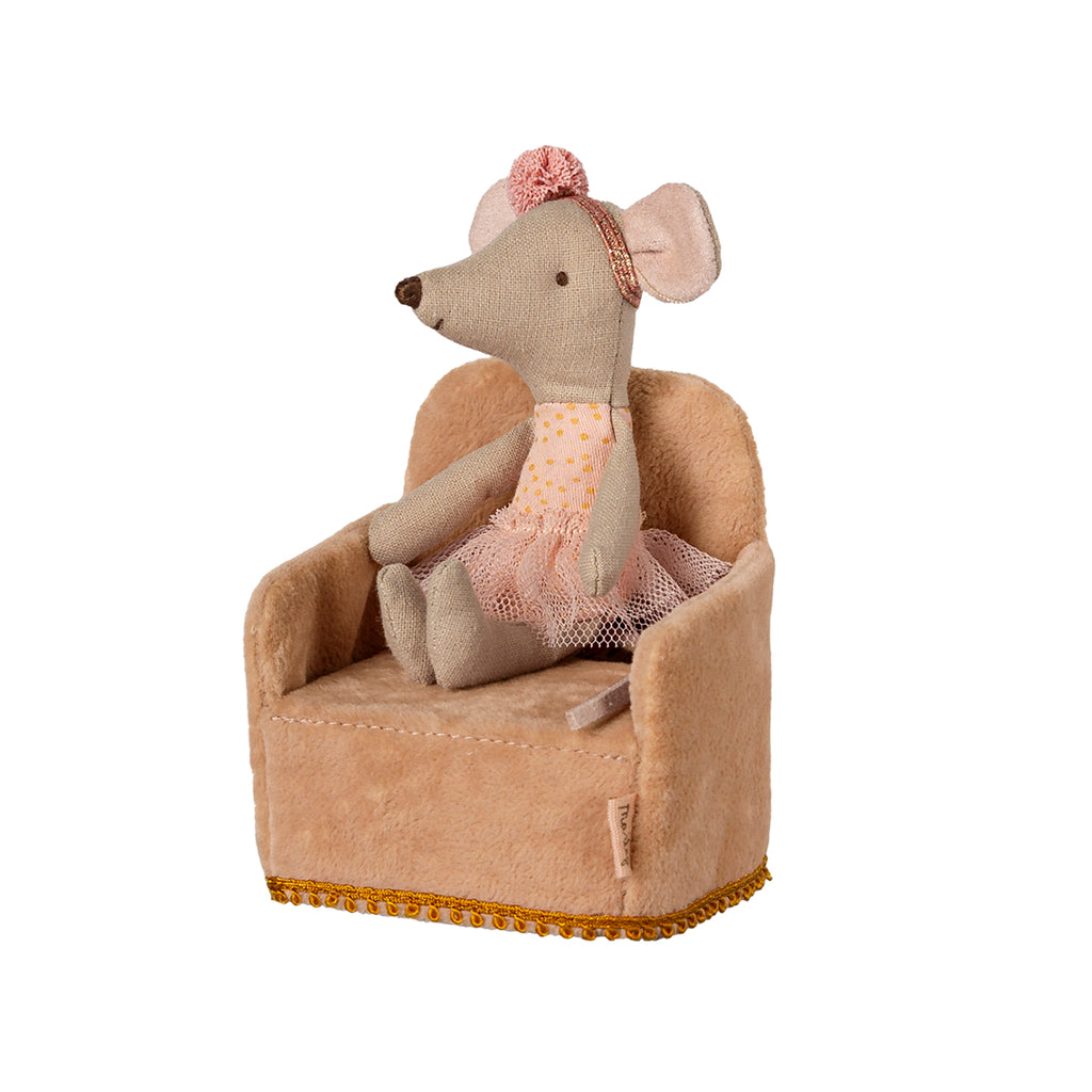  A Maileg mouse relaxing in a cream folding chair, showcasing its comfortable and stylish design.