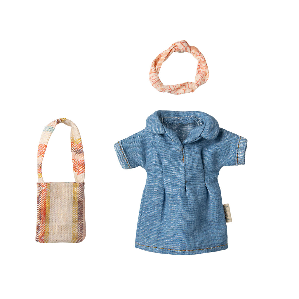 Maileg denim dress, tote bag, and headband for Mum Mouse.
Denim dress outfit for Maileg Mum Mouse, complete with a striped tote bag and matching headband – a fashionable addition to your Maileg collection