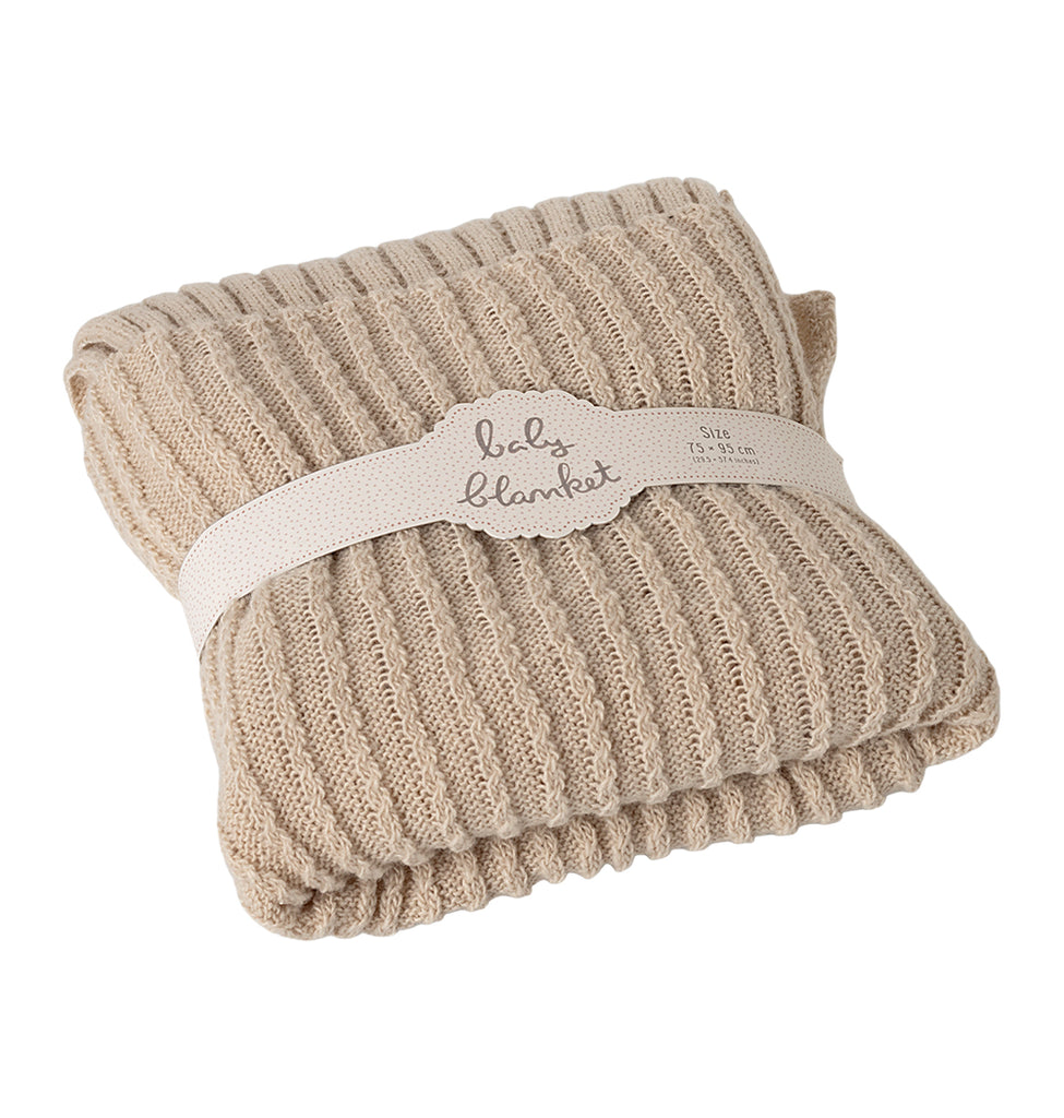 Maileg baby blanket in beige with ribbed knit texture, wrapped with a label stating size and 'baby blanket