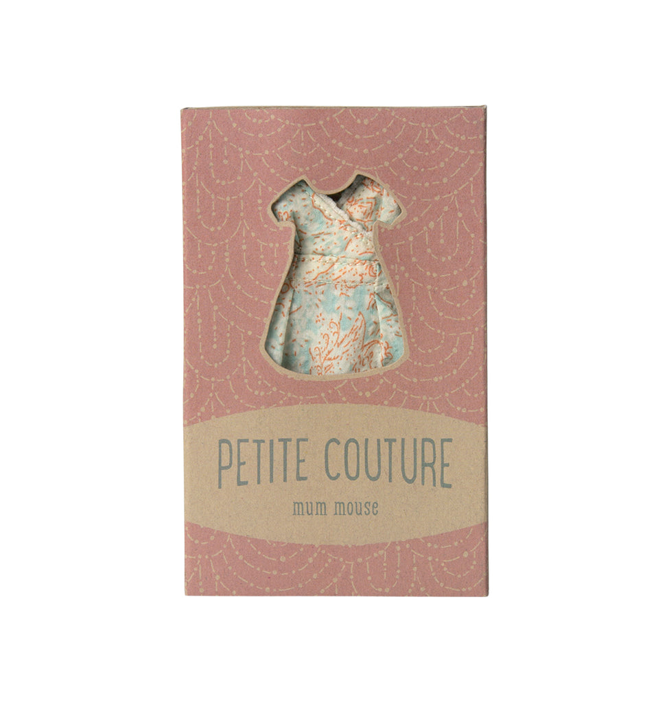  Petite Couture packaging featuring the paisley dress for Maileg Mum Mouse – a perfect accessory for imaginative play
Petite Couture packaging for Maileg Mum Mouse paisley dress.